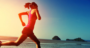 mujer corriendo en playa