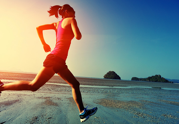 mujer corriendo en playa