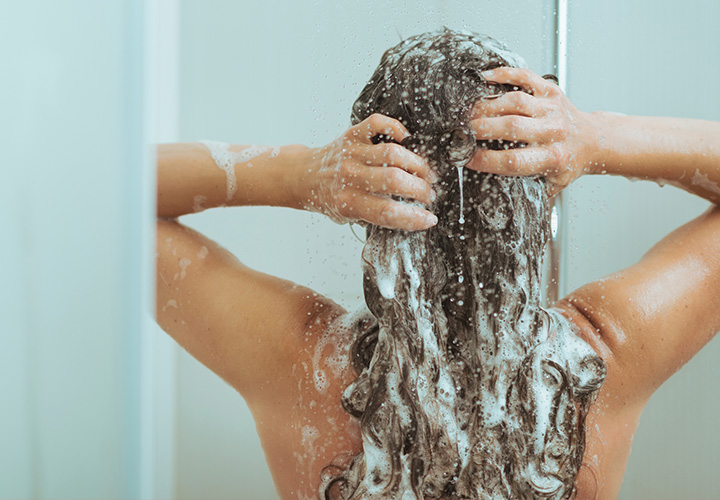 mujer bañandose