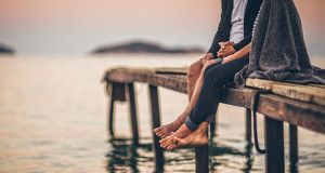 pareja en un muelle