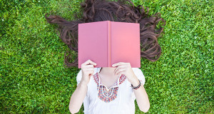 mujer leyendo en el jardin