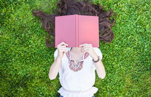 mujer leyendo en el jardin