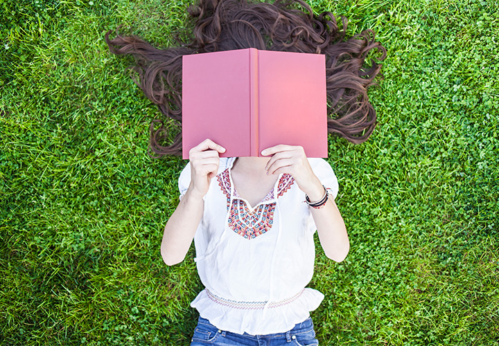 mujer leyendo en el jardin