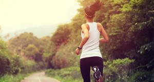 mujer corriendo en carretera