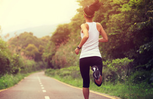 mujer corriendo en carretera