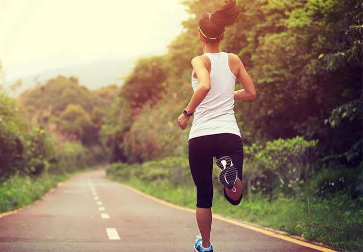 mujer corriendo en carretera