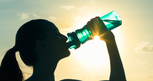 tomar agua en entrenamiento