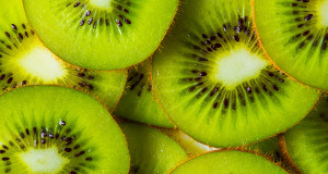 como pelar kiwi