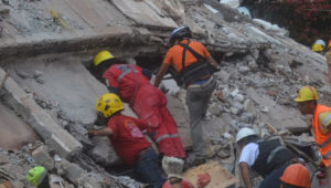 Abuela e hija sobreviven al sismo