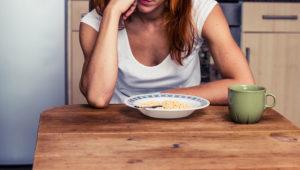 Comer solo podría dañar tu salud