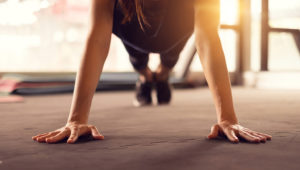 Rutina HIIT para tener los brazos y abs que siempre has querido