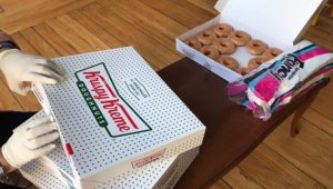 Krispy Kreme y Revista Moi llevan alegría en forma de donas a AMANC