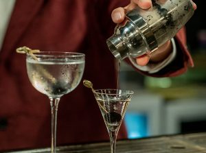 Celebrar el Día Internacional del Martini al estilo de James Bond